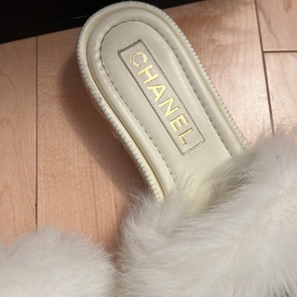 CHANEL Rare White Fur Black Logo Slippers Size 8.5 - Picture 4 of 7